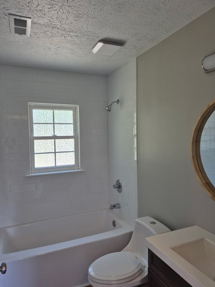107 Oakwood Dr - Photo 2 of 10