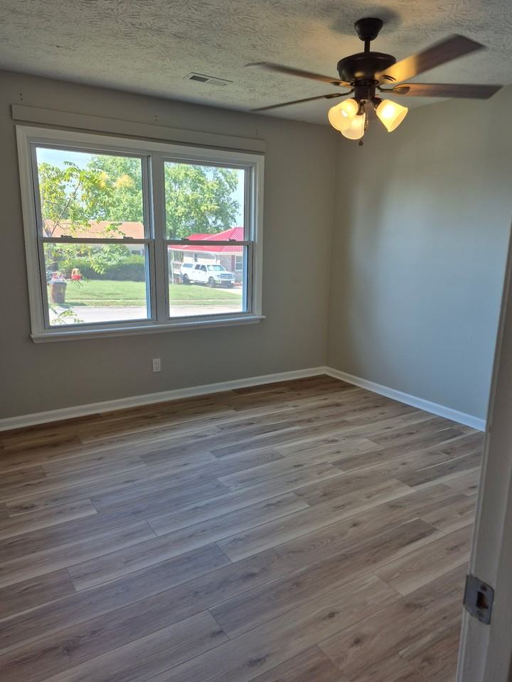 107 Oakwood Dr - Photo 6 of 10