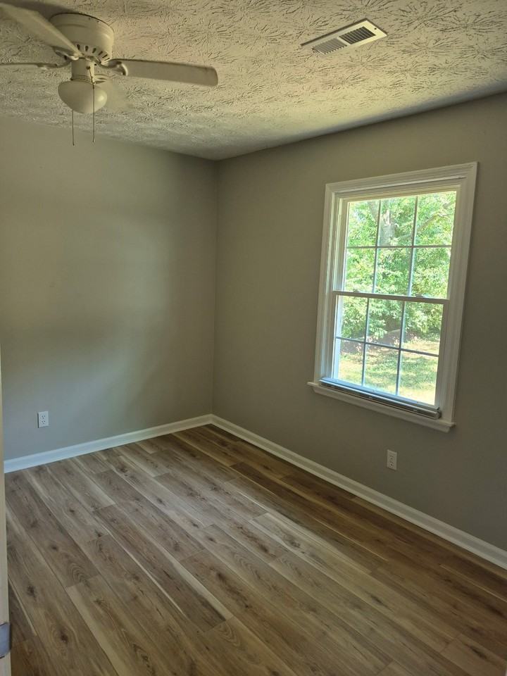 107 Oakwood Dr - Photo 7 of 10
