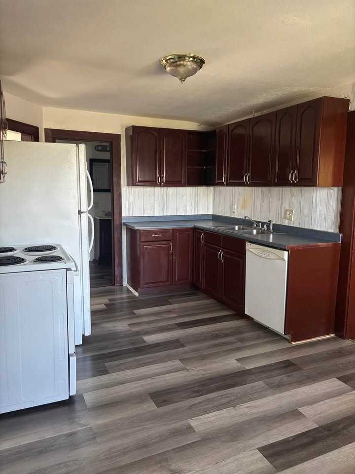 131 Pool St #2B - Photo 3 of 10