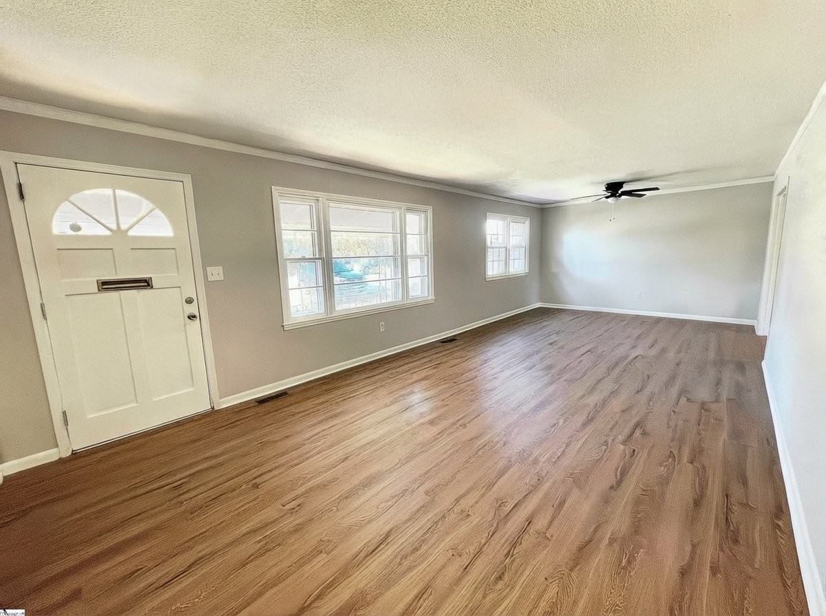 203 Collins Ave - Photo 4 of 17