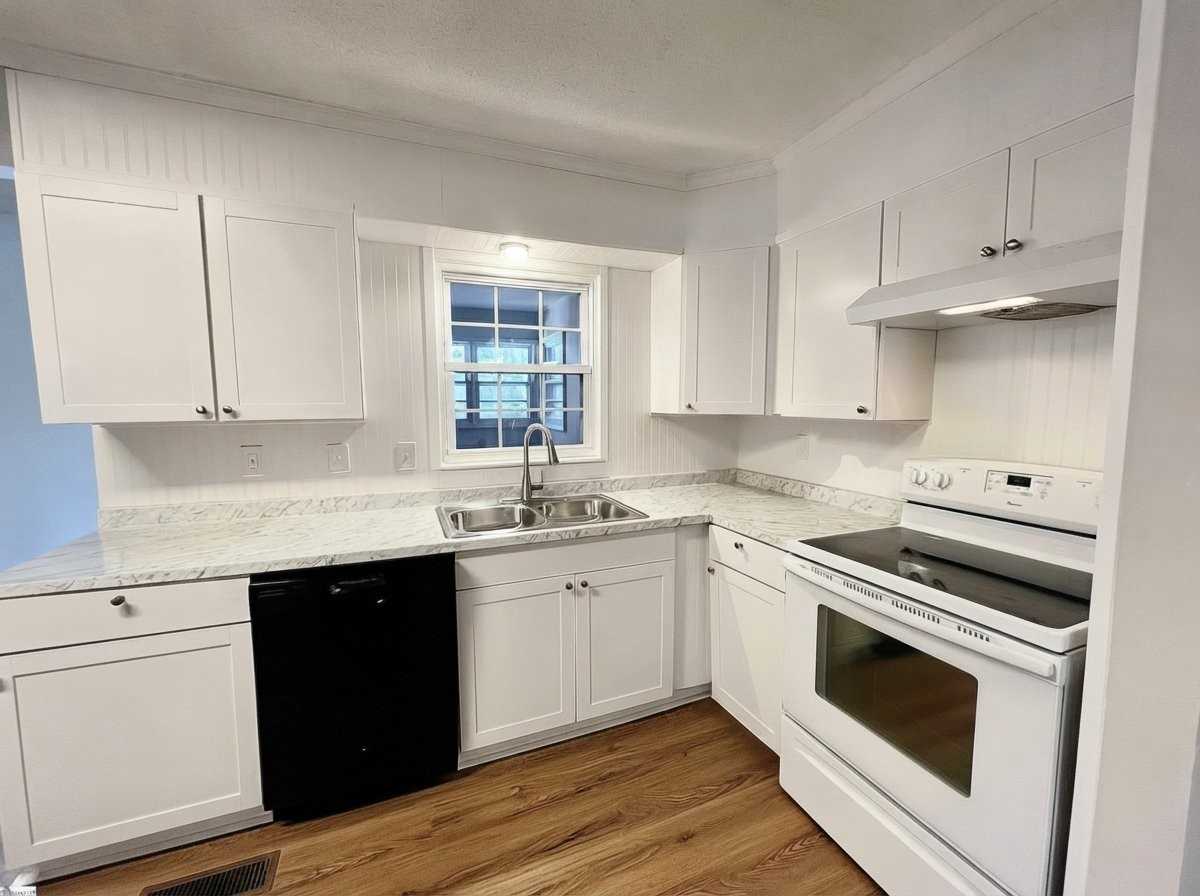 203 Collins Ave - Photo 6 of 17