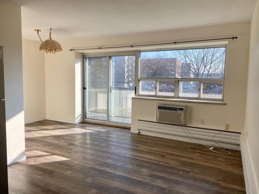 8 Kingsbridge Crt - Photo 3 of 10