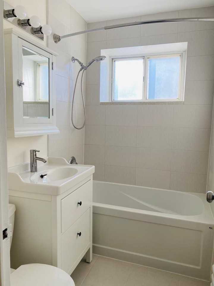 8 Kingsbridge Crt - Photo 4 of 10