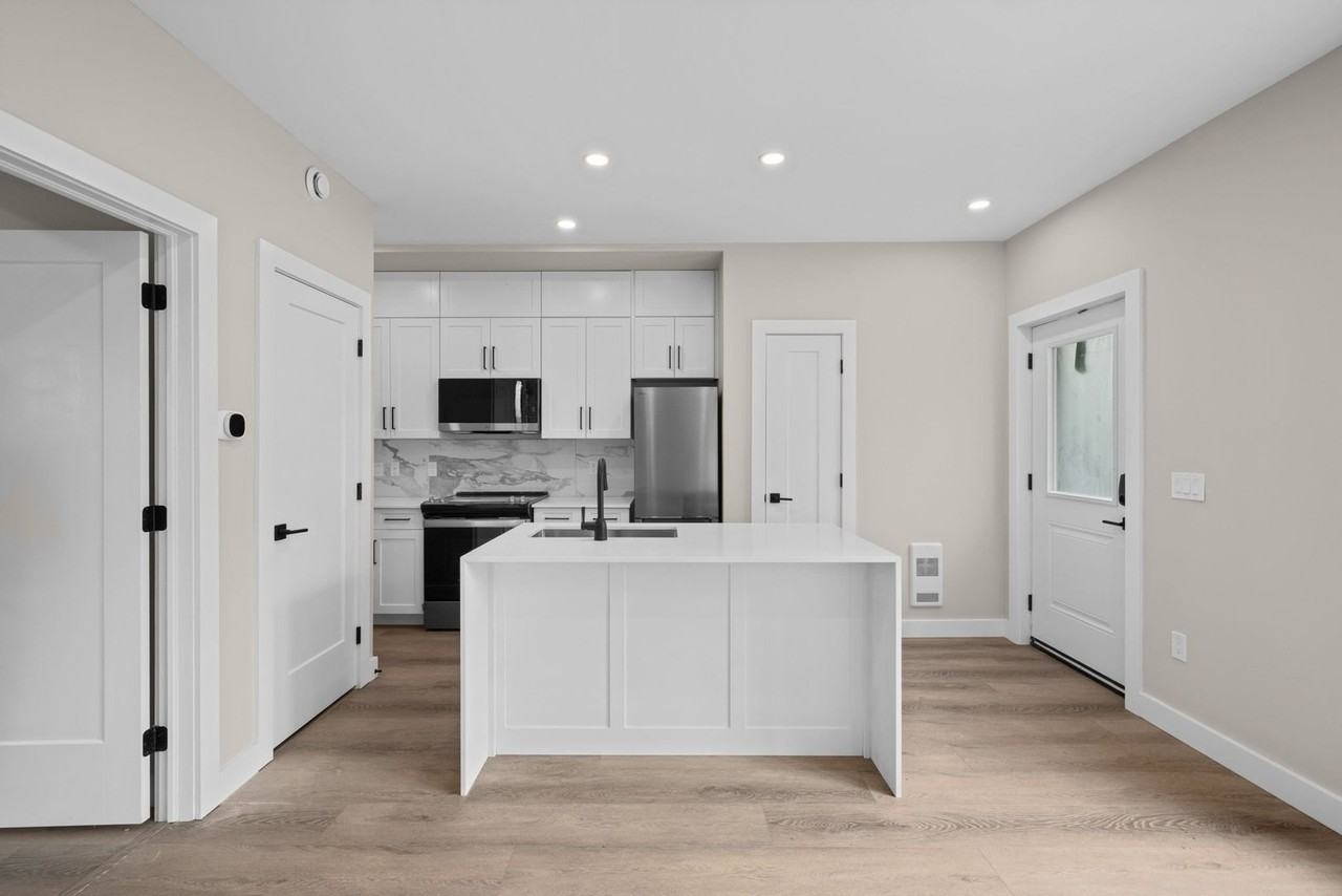 331 Bloomfield Ave - Photo 2 of 13