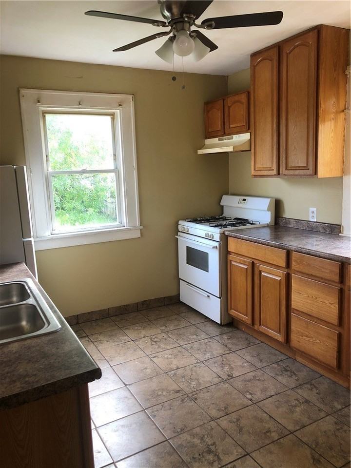 938 Post Ave - Photo 3 of 10
