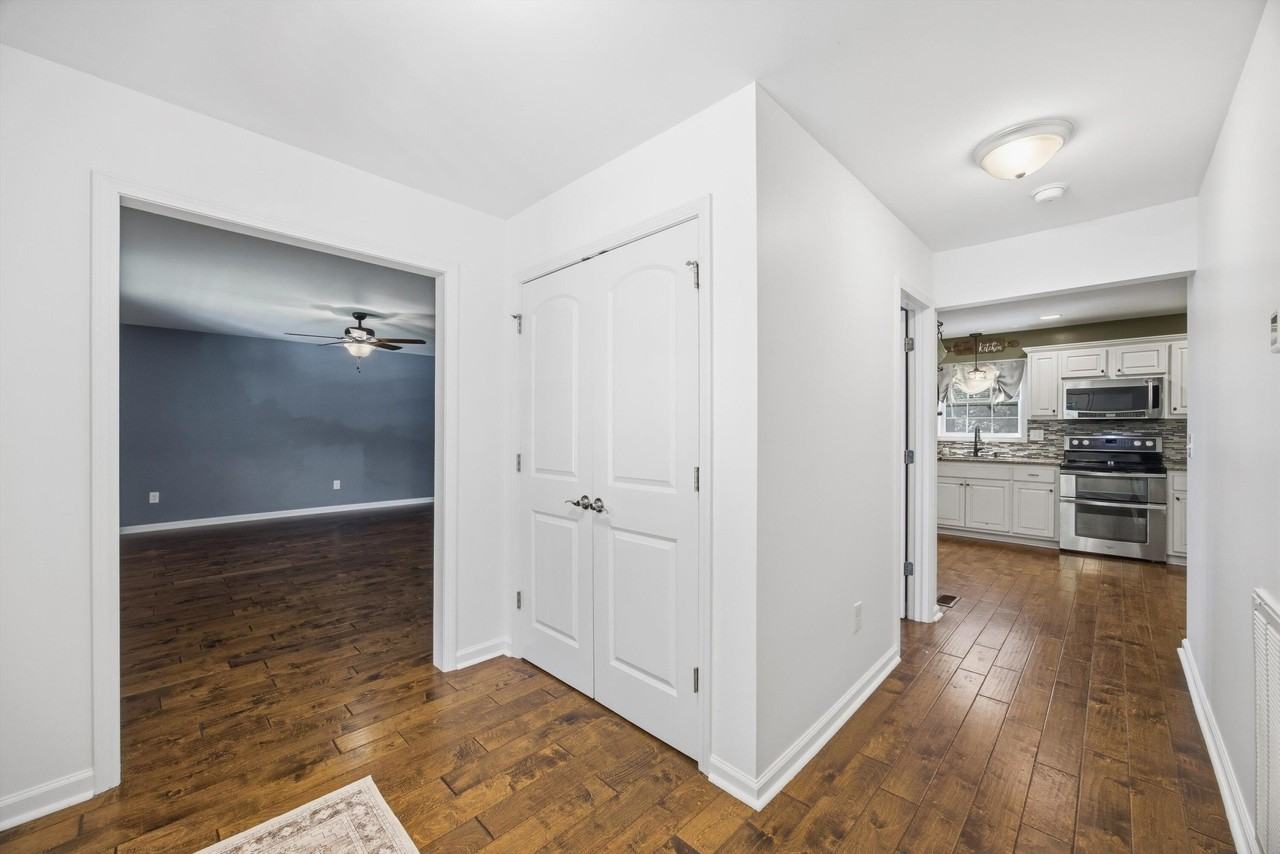 117 S Forest Rd - Photo 5 of 50