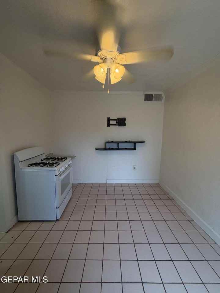 160 Arnold Pl #4 - Photo 3 of 8