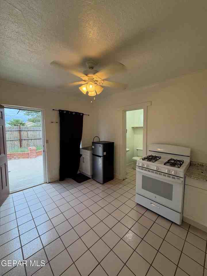 160 Arnold Pl #4 - Photo 5 of 8