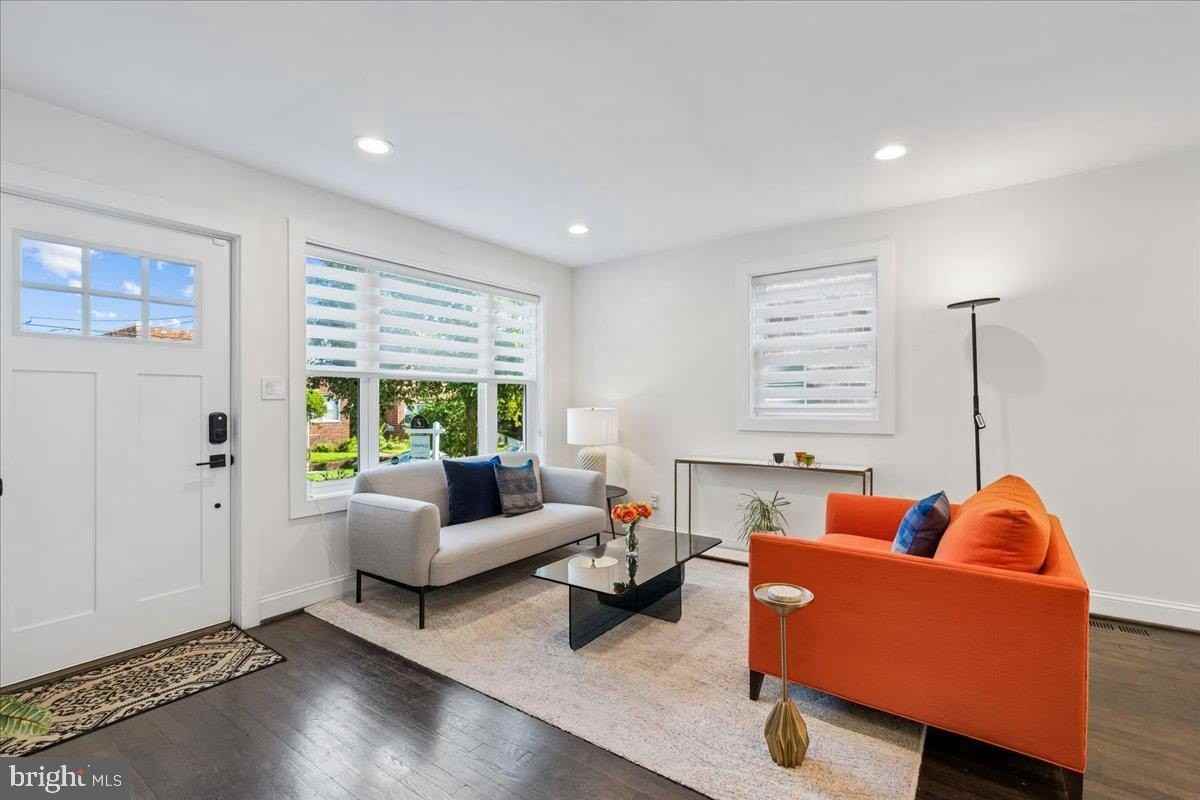 739 Kennedy St Ne - Photo 3 of 37