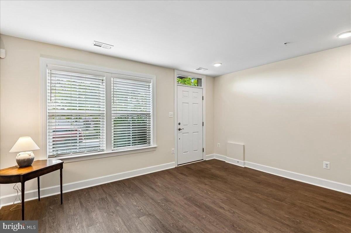 6402 47th St - Photo 3 of 25