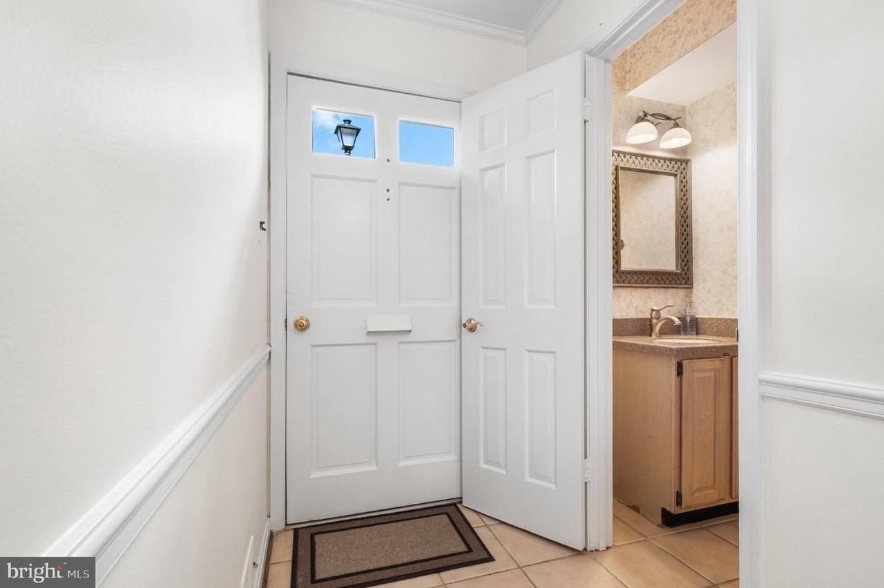 6605 Mclean Ct - Photo 4 of 44