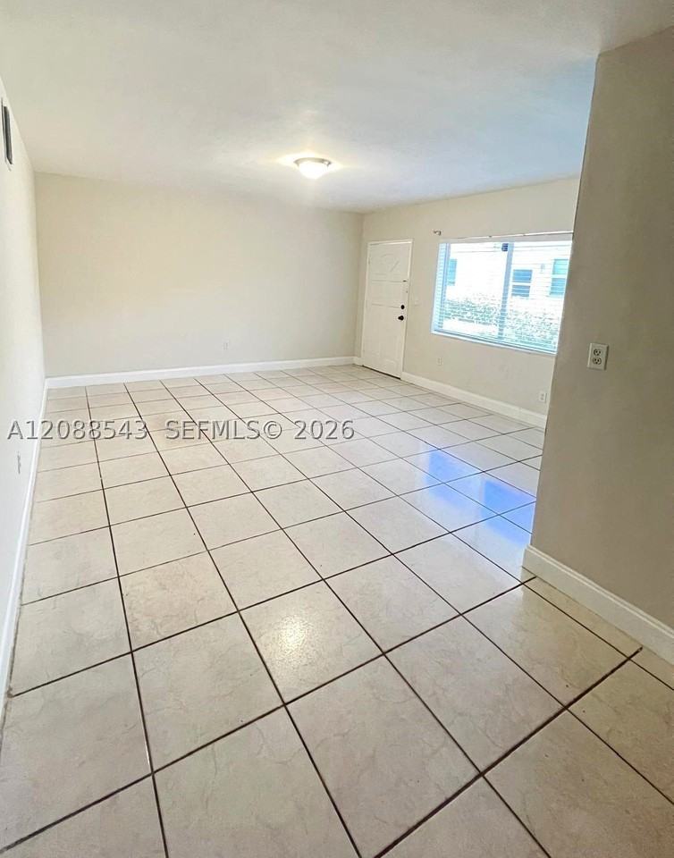 8271 Crespi Blvd #2 - Photo 3 of 10