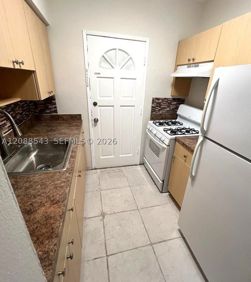 8271 Crespi Blvd #2 - Photo 4 of 10