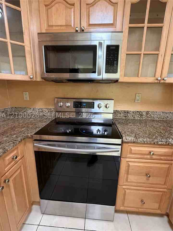 255 Sw 60th Ave - Photo 4 of 12