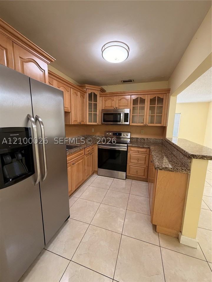 255 Sw 60th Ave - Photo 5 of 12