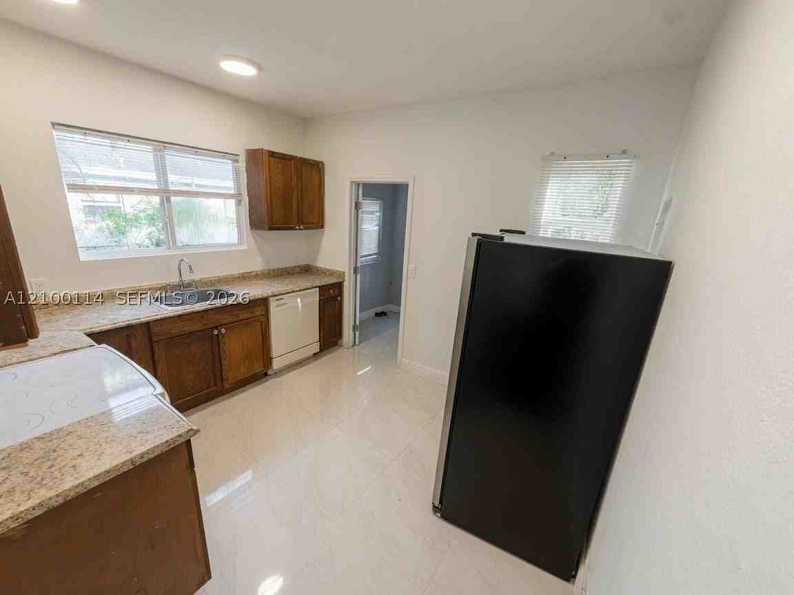 1154 W 25th St #1154 - Photo 2 of 10