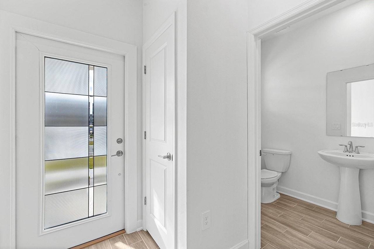 3075 Addison Blvd - Photo 4 of 40