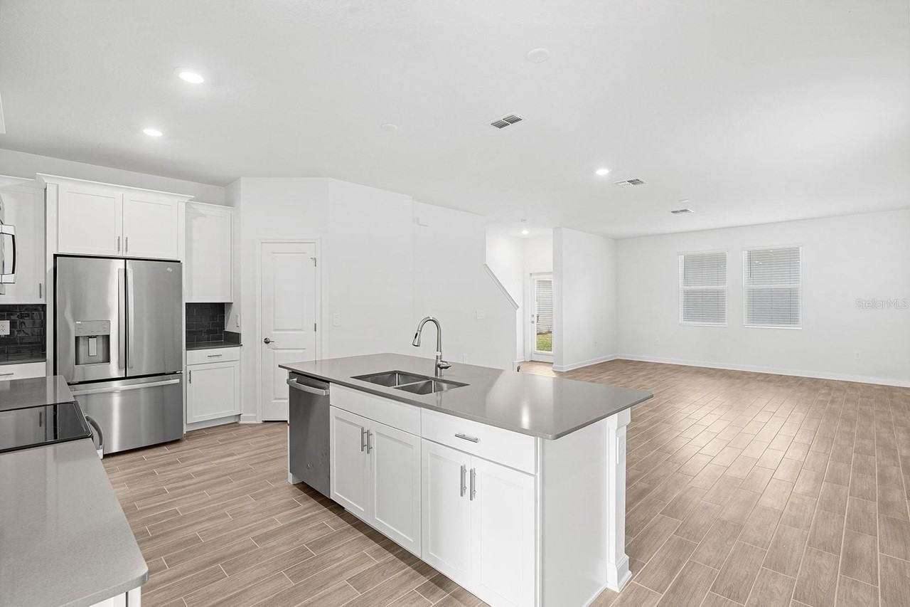 3075 Addison Blvd - Photo 6 of 40