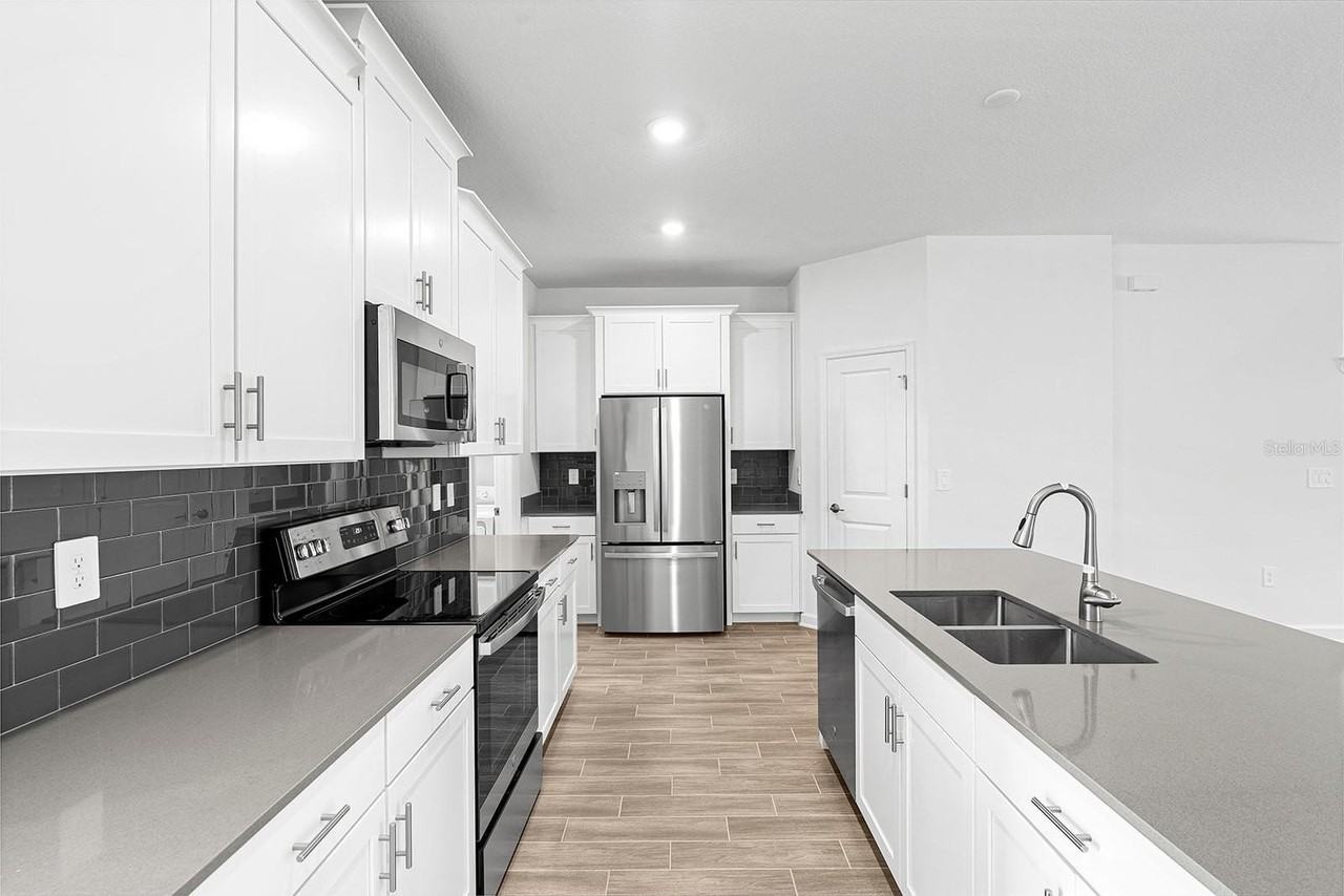 3075 Addison Blvd - Photo 7 of 40