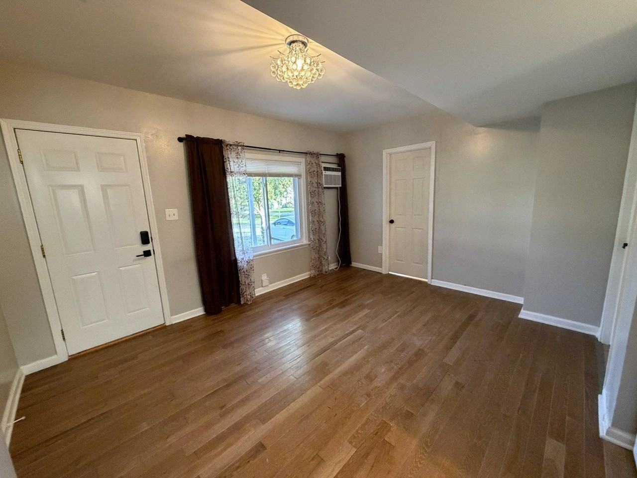 629 Clinton St #1 - Photo 4 of 10