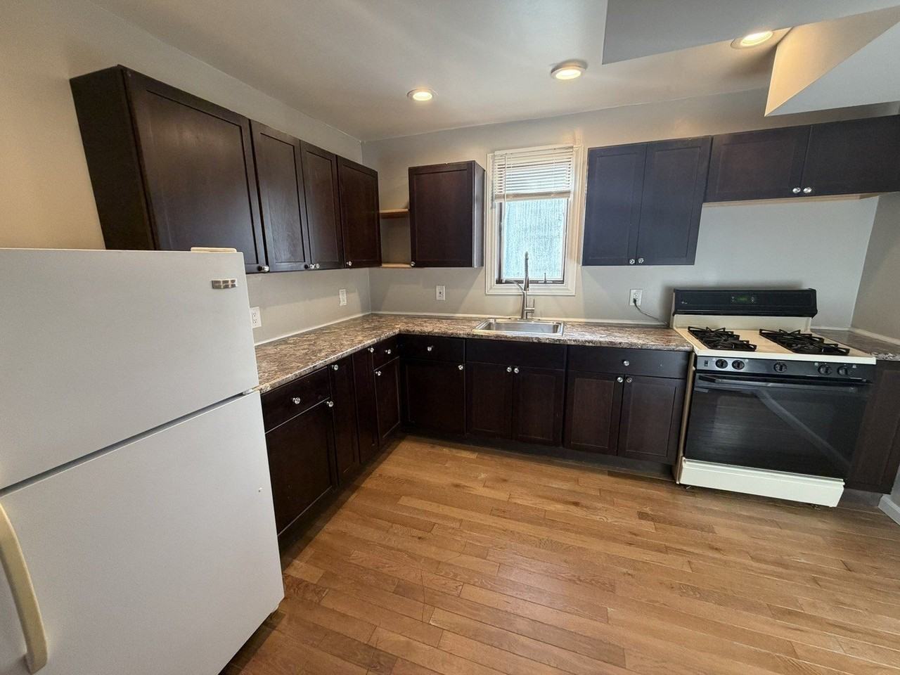 629 Clinton St #1 - Photo 5 of 10