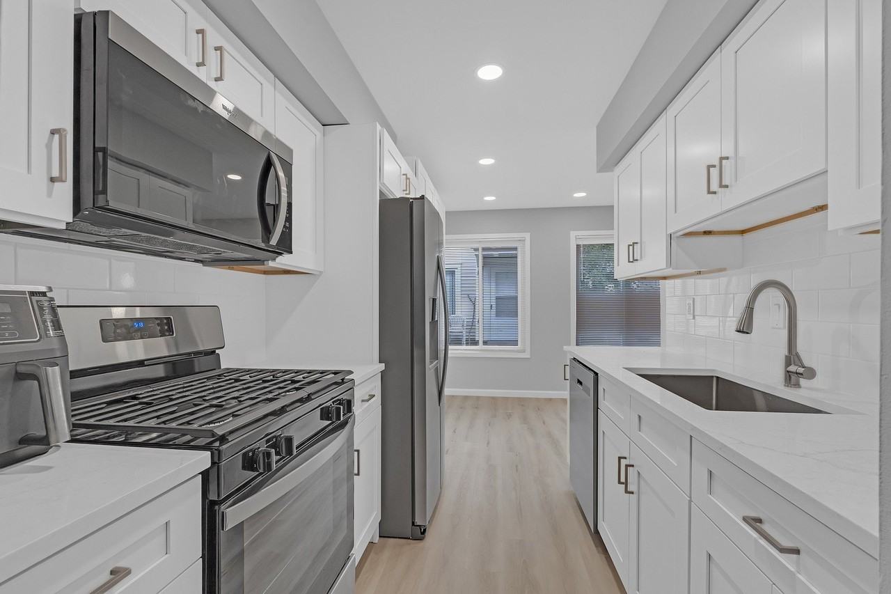 1353 Cove Dr #207B - Photo 3 of 20
