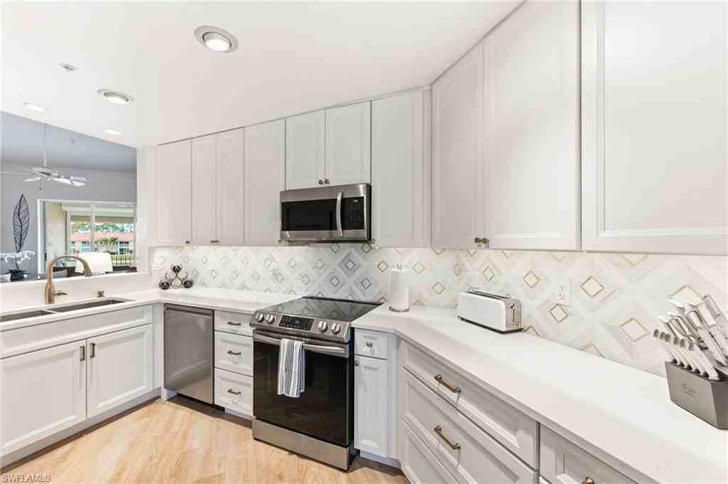 6930 Huntington Lakes Cir #203 - Photo 6 of 22