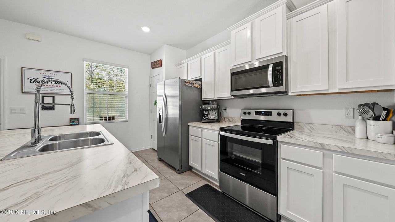 8334 Asteroid St - Photo 6 of 23