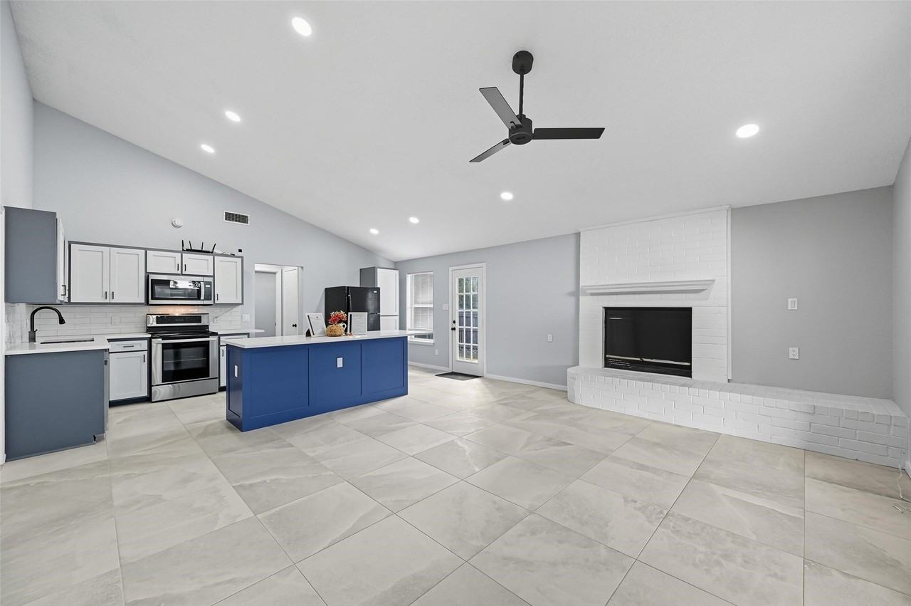 2507 Silvermeadow Ln - Photo 2 of 16