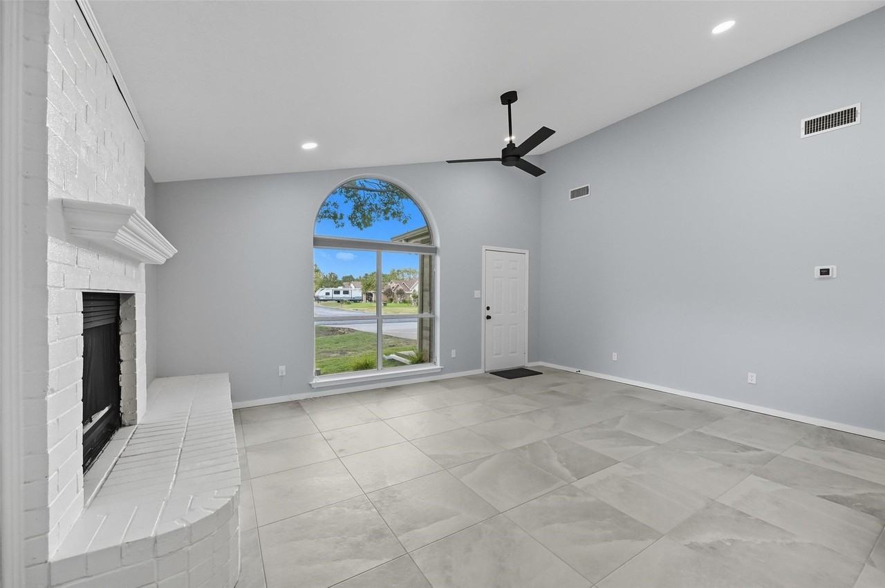 2507 Silvermeadow Ln - Photo 3 of 16