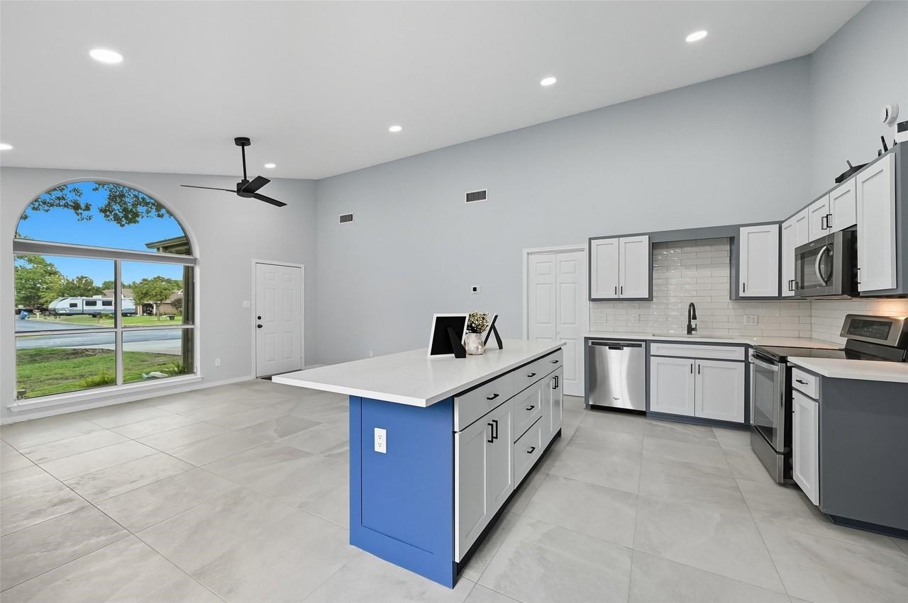 2507 Silvermeadow Ln - Photo 4 of 16