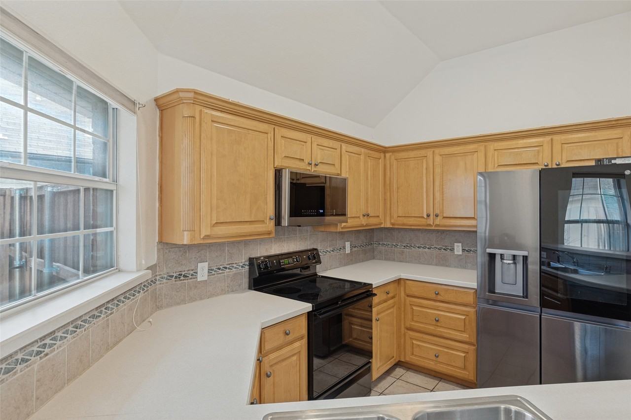 411 Meadow Ln - Photo 4 of 12