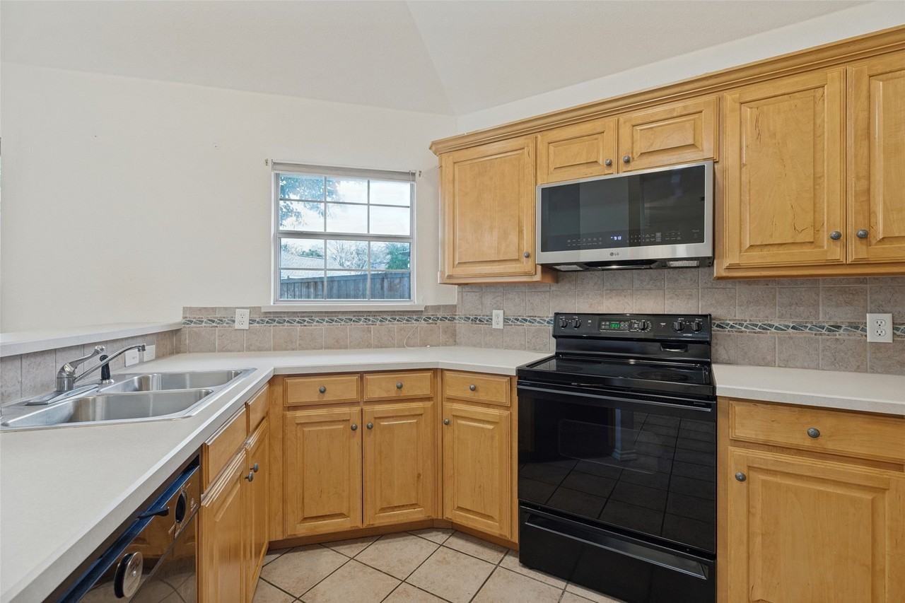 411 Meadow Ln - Photo 5 of 12