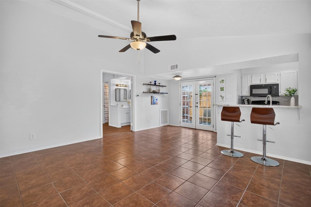 303 Liberty Pl - Photo 3 of 19