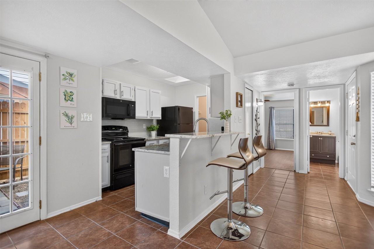 303 Liberty Pl - Photo 4 of 19