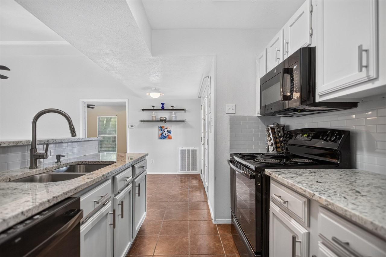 303 Liberty Pl - Photo 5 of 19