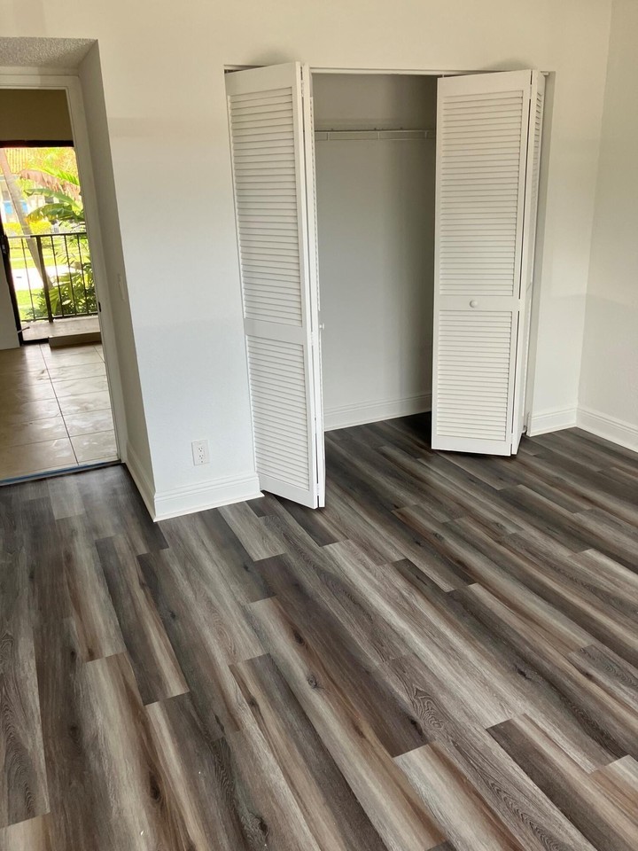 1445 Lake Crystal Dr #H - Photo 5 of 13
