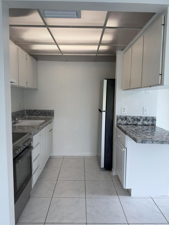 100 Se 21st St #1-8 - Photo 3 of 18