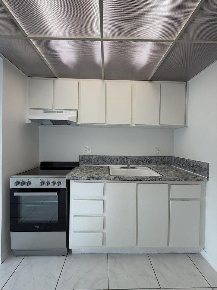 100 Se 21st St #1-8 - Photo 4 of 18