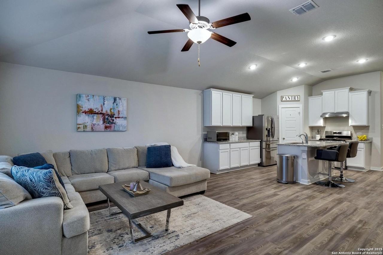 6910 Shiraz Way - Photo 3 of 27