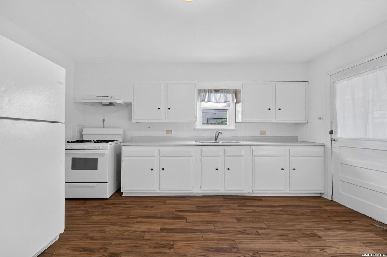 1112 Lorenzo St - Photo 2 of 19