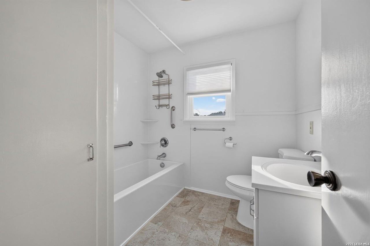 1112 Lorenzo St - Photo 4 of 19