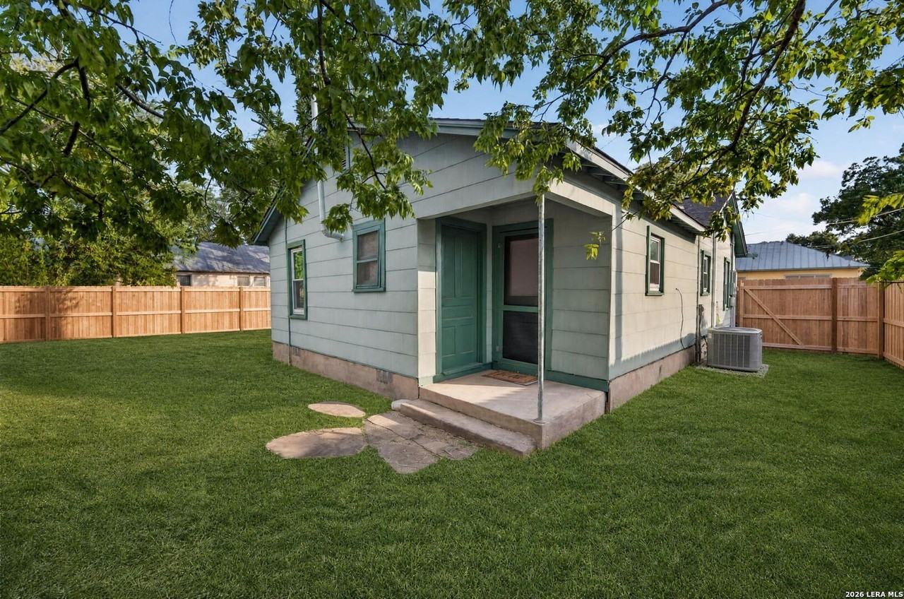 1112 Lorenzo St - Photo 6 of 19