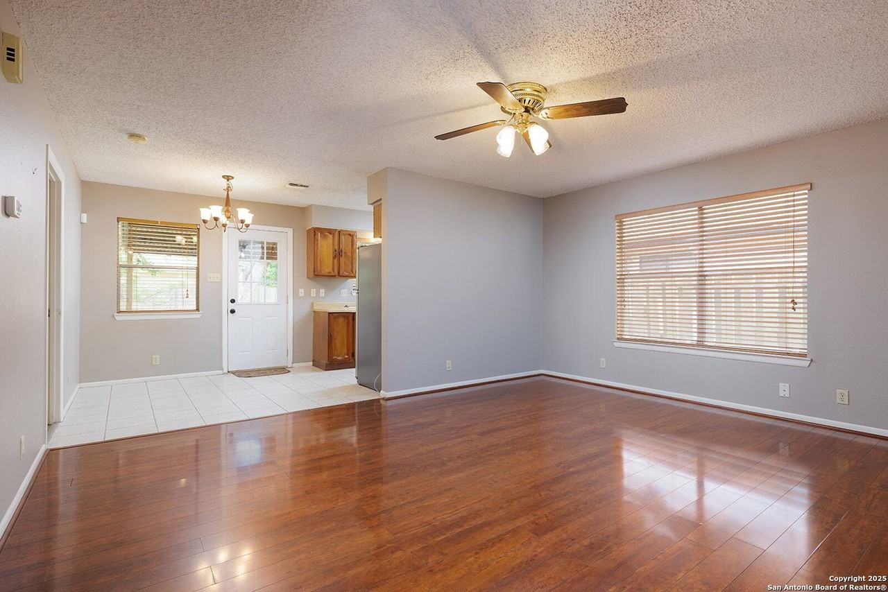 411 N Plant Ave - Photo 2 of 9