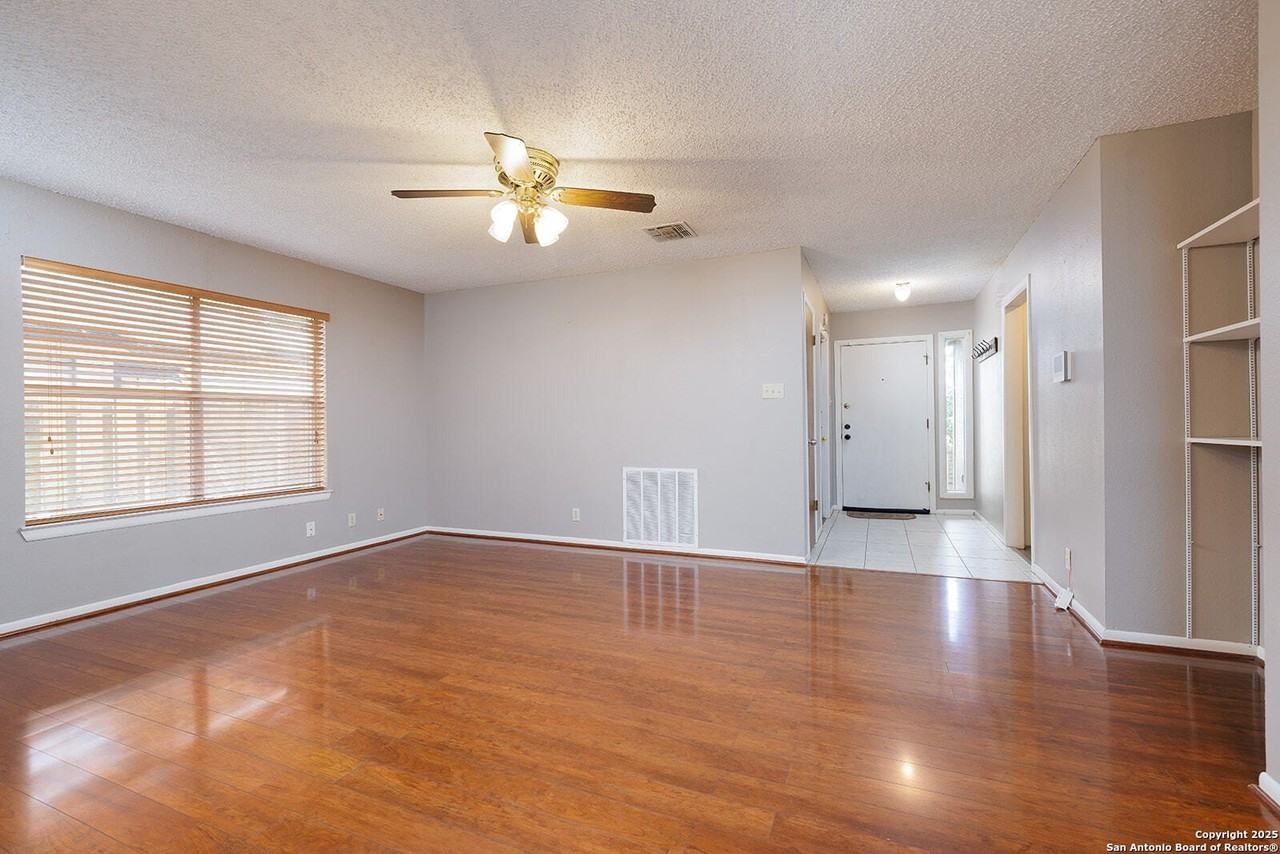 411 N Plant Ave - Photo 3 of 9