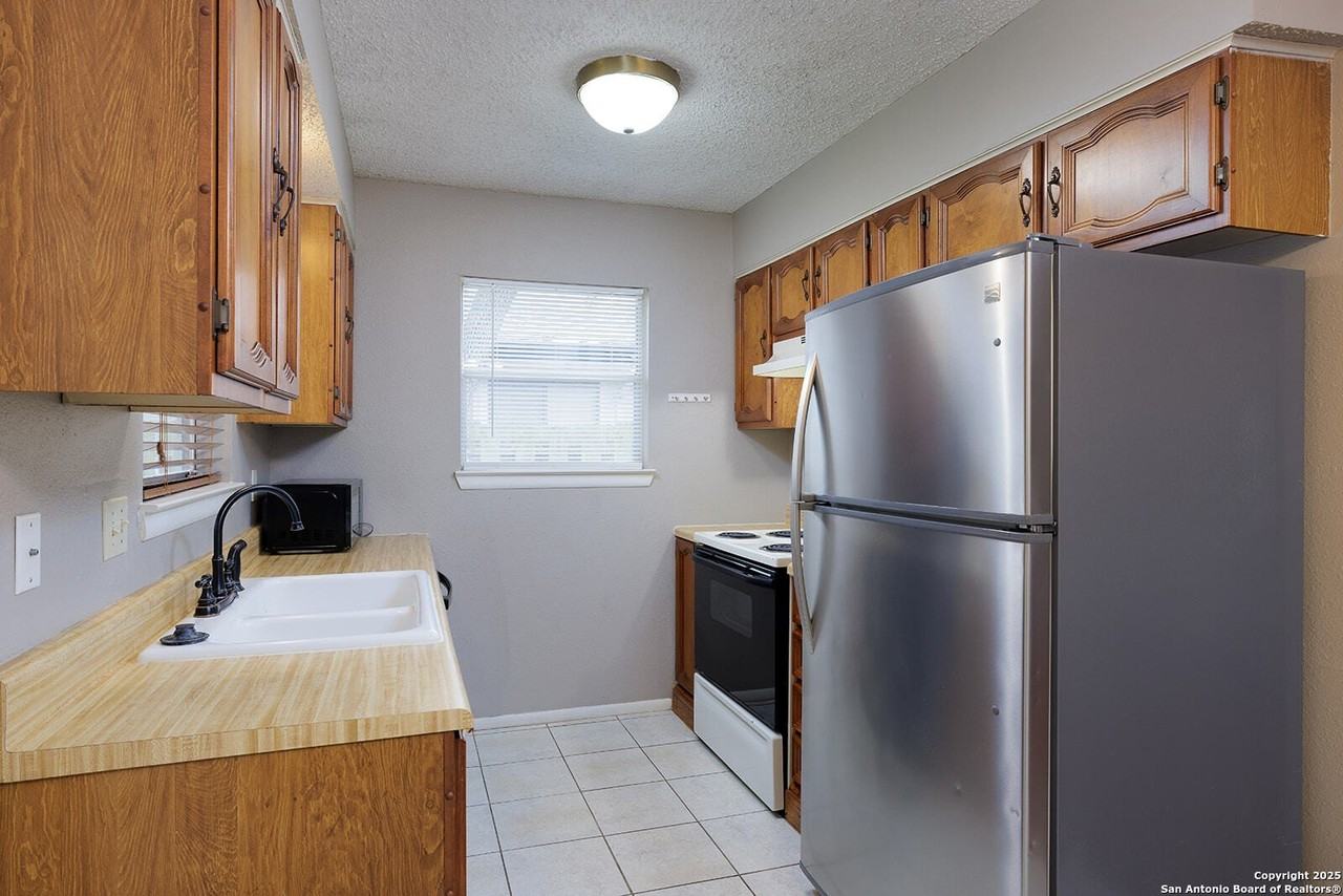 411 N Plant Ave - Photo 4 of 9