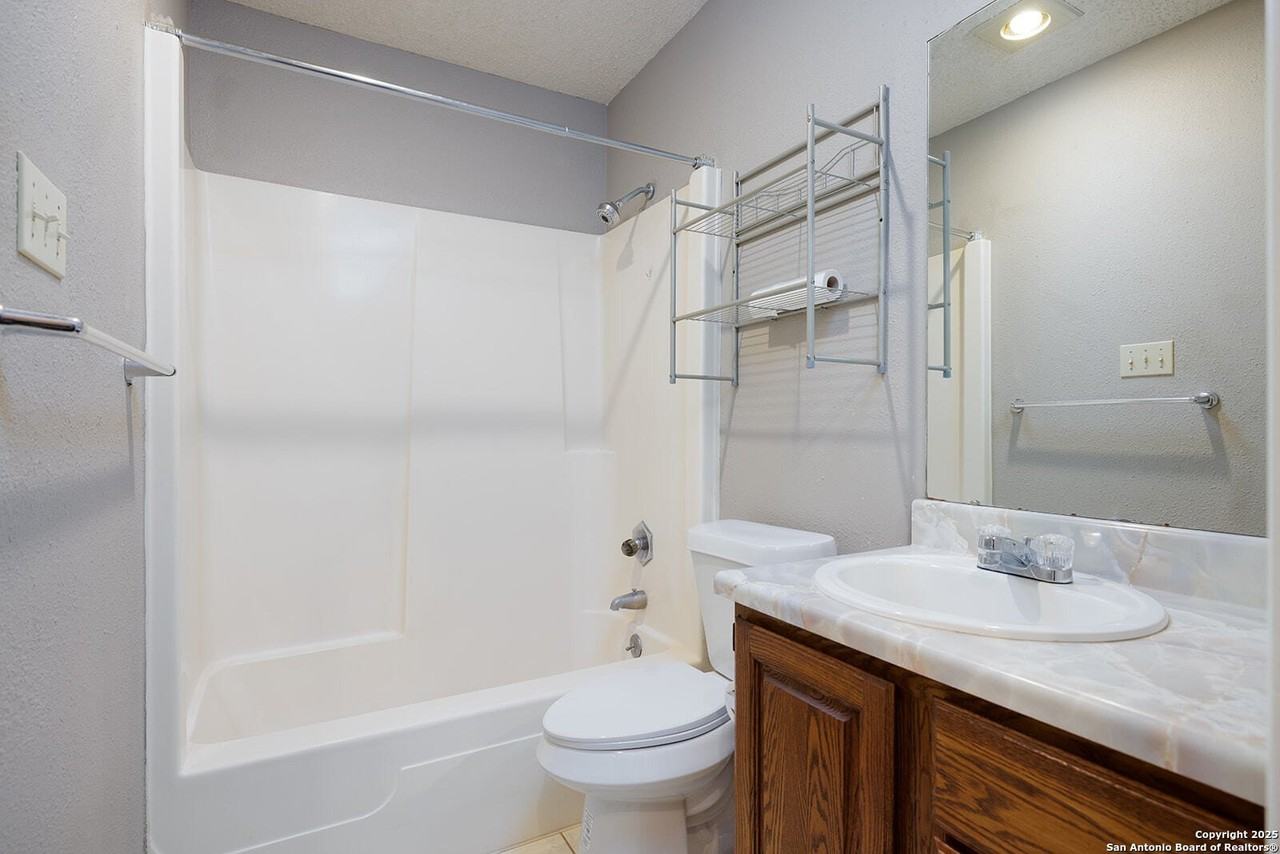 411 N Plant Ave - Photo 6 of 9