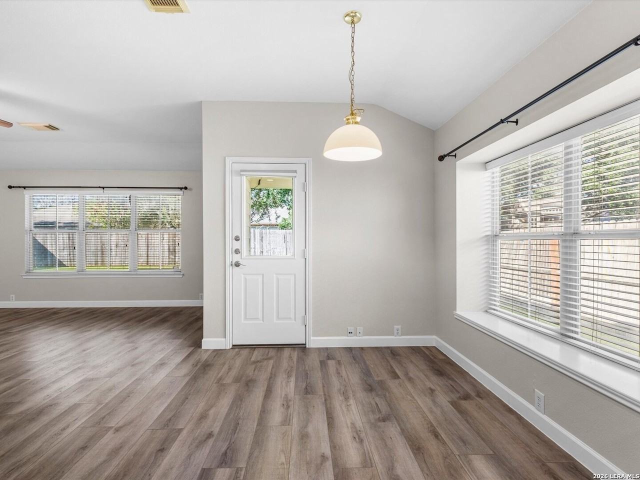 15835 Borwick Ln - Photo 4 of 26