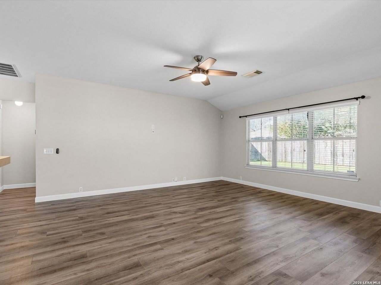 15835 Borwick Ln - Photo 5 of 26